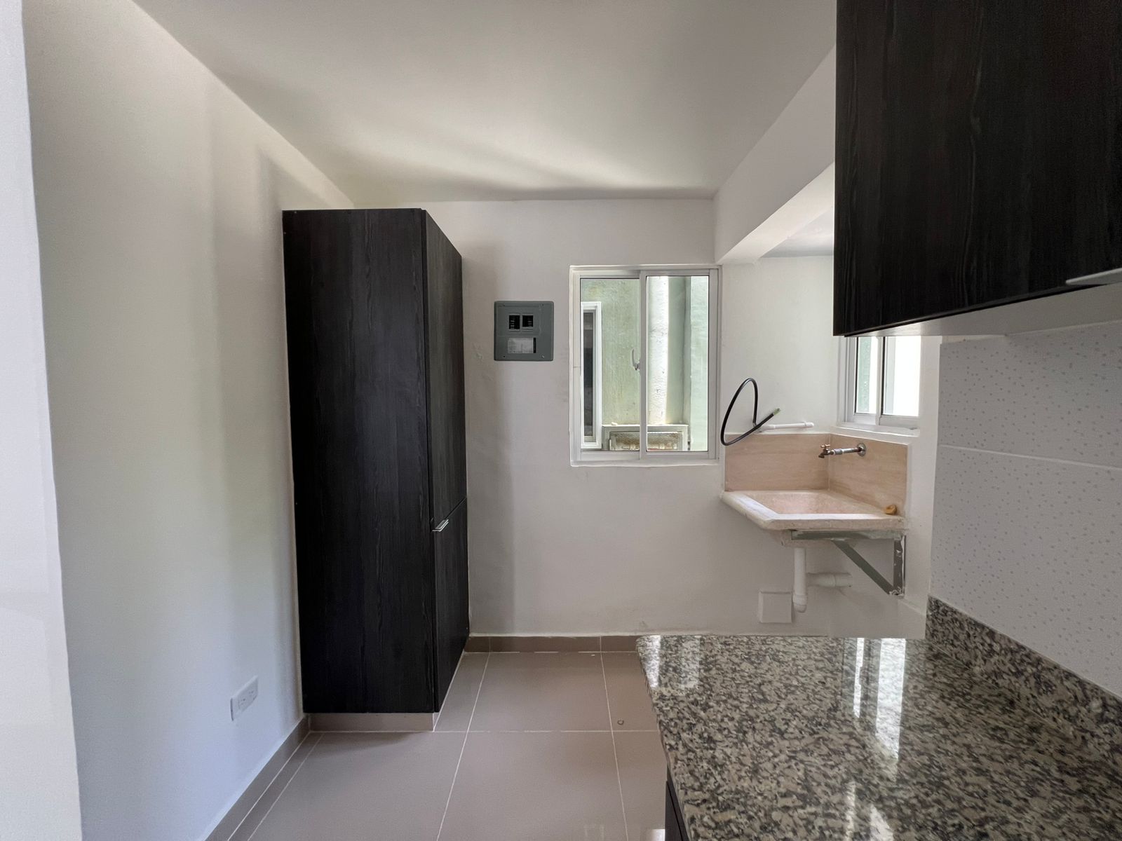 apartamentos - Se alquila apartamento nuevo en la charles de gaulle prox. Al Ney Arias Lora 2