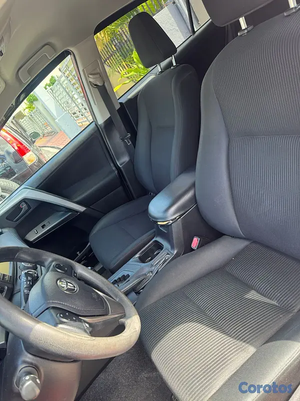 jeepetas y camionetas - Toyota rav4 LE 4x4 2016 9