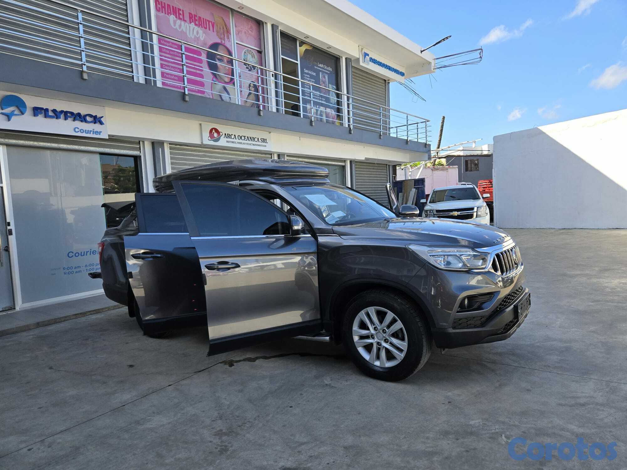 jeepetas y camionetas - KGM REXTON 2019 GRIS OSCURO DIESEL 1