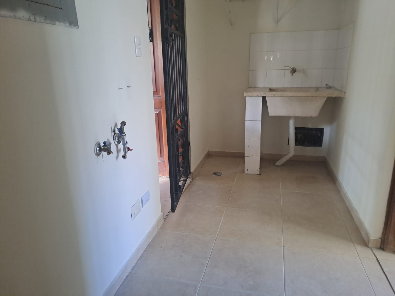 apartamentos - Alquilo Apartamento 2do piso   Urb. Real  1