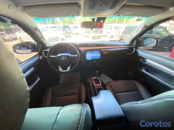 jeepetas y camionetas - Toyota Hilux 2020 4x4 diesel automática  7