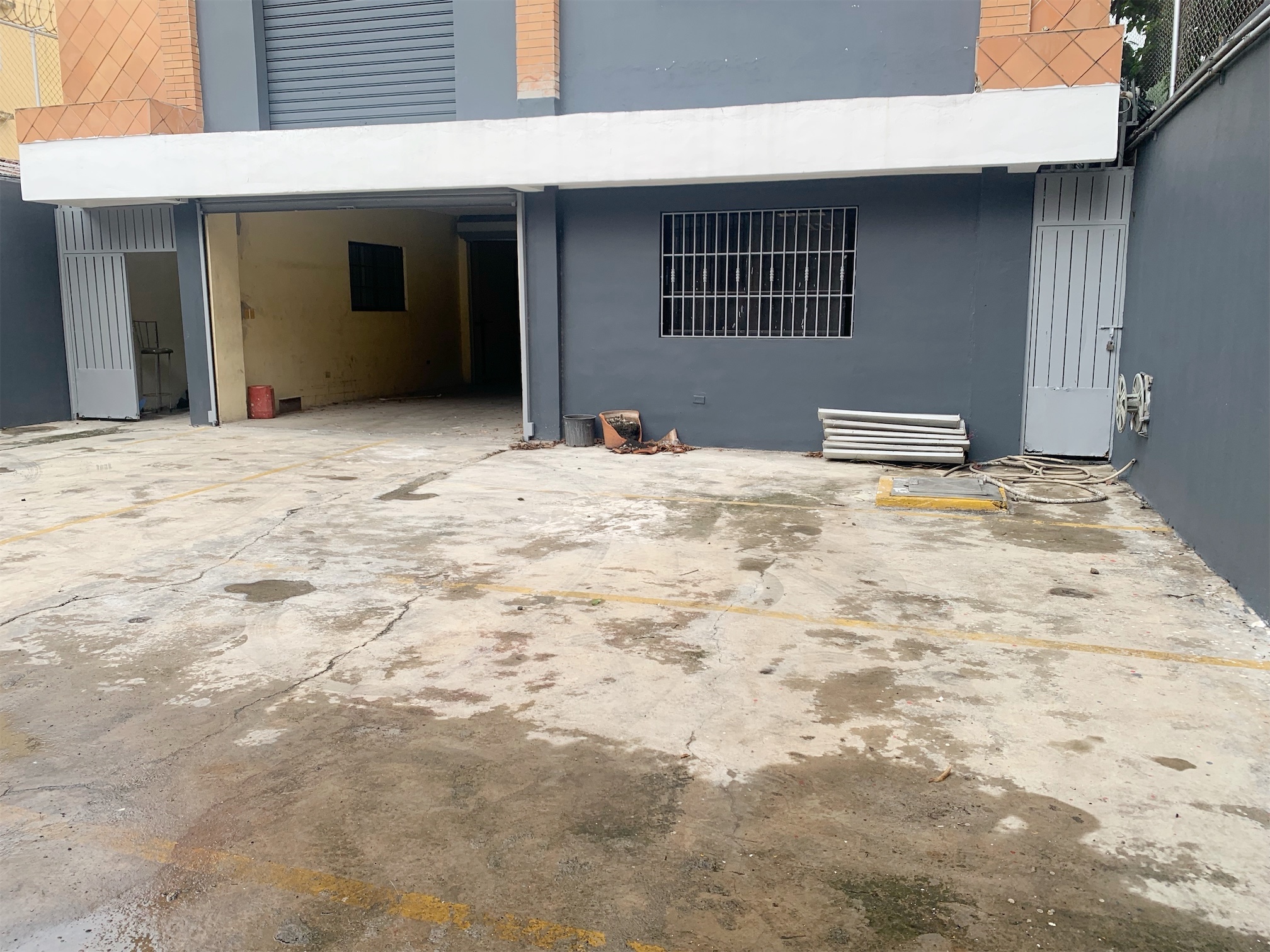 oficinas y locales comerciales - Local céntrico y amplio  6