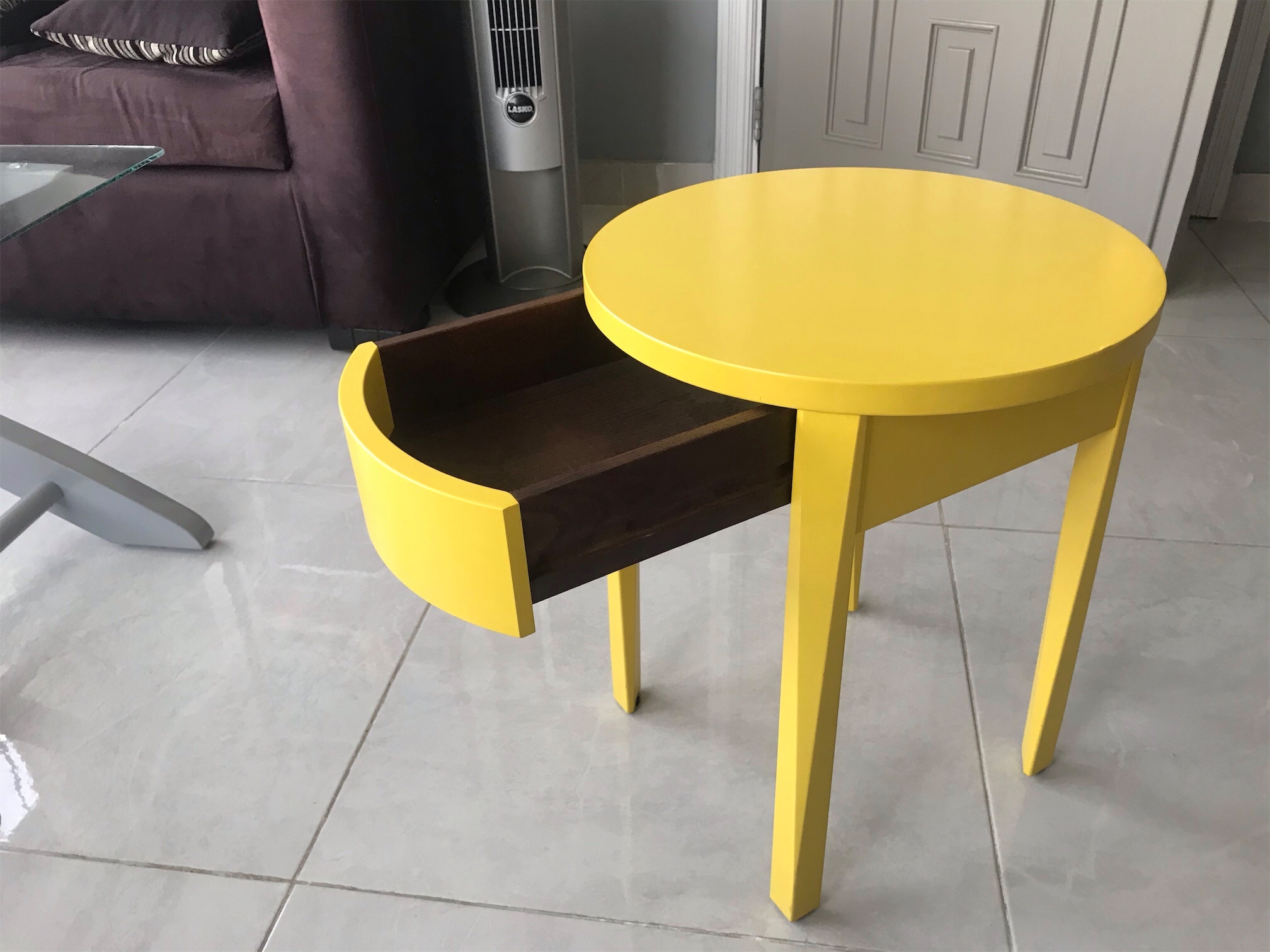 muebles y colchones - Hermosa mesa lateral  amarilla, moderna, elegante y funcional. 2