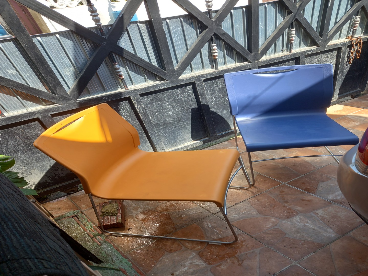 muebles y colchones - Juego de sillas plasticas con su mesa de tope de malmor  2