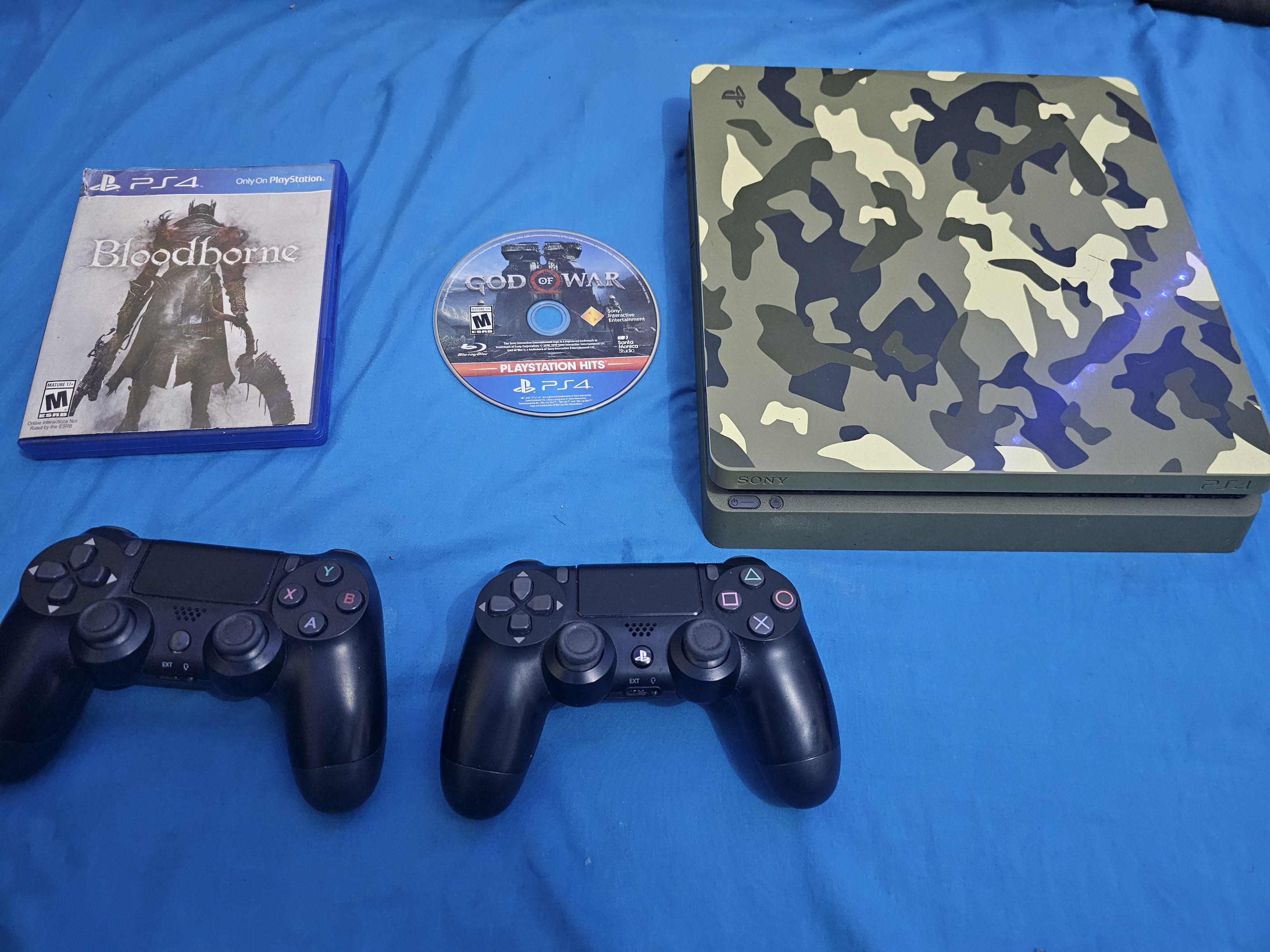 consolas y videojuegos - PS4 Slim 1TB Edición Militar + 2 Controles + God of War