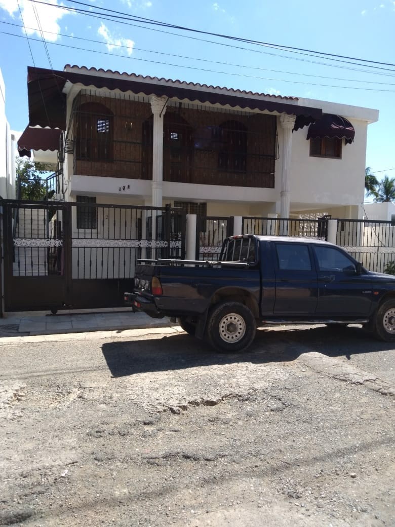 casas - Casa de Dos Niveles Residencial Arcoíris Santo Domingo Este, Próximo a Bello Cam