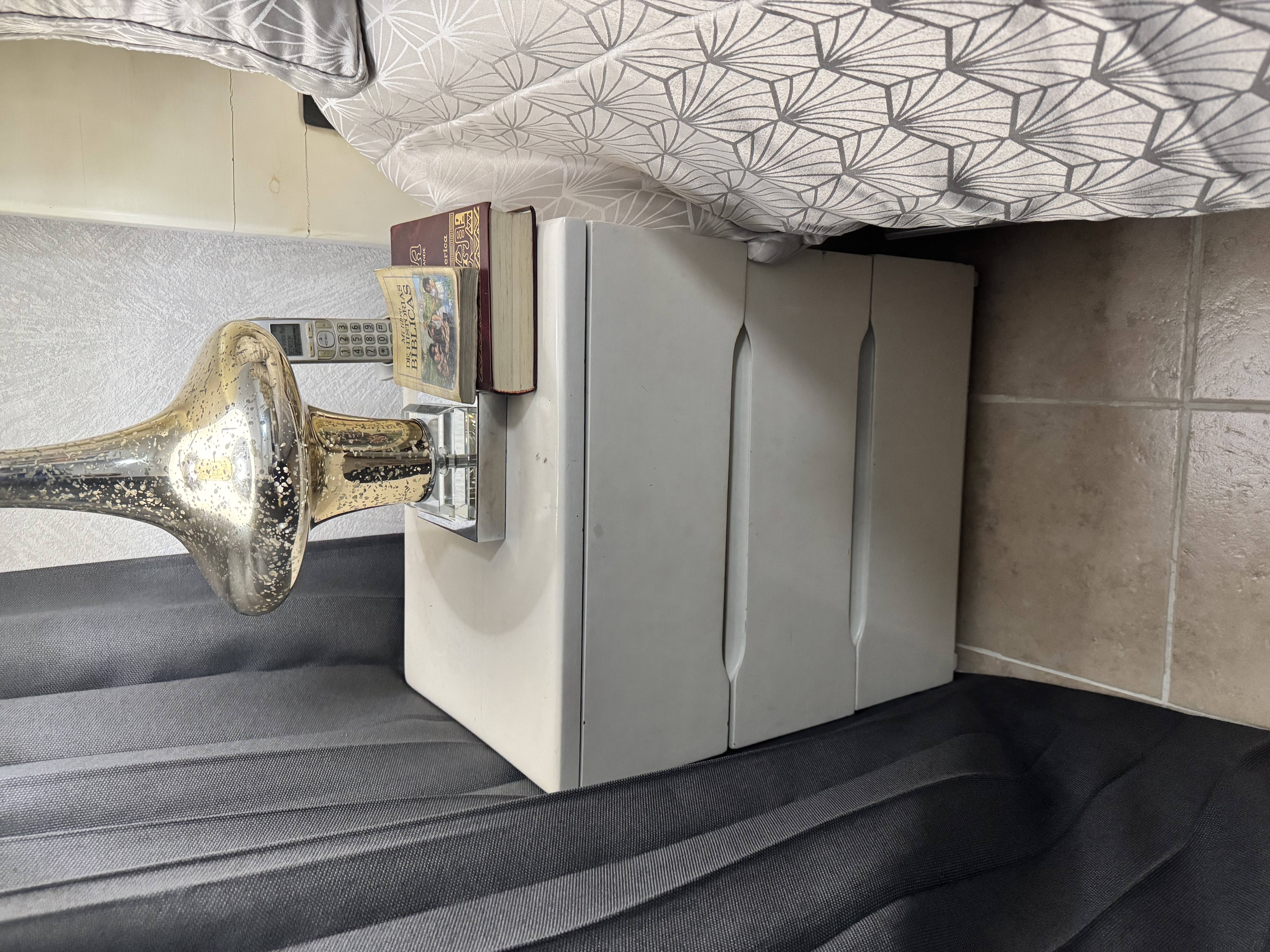 muebles y colchones - Mesitas de habitación con 3 gavetas en caoba 0