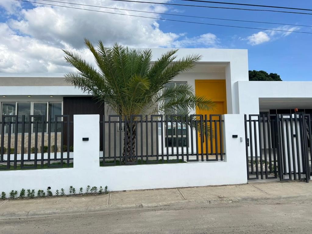 casas - Casa Completamente Nueva en Proyecto Cerrado, Llanos de Gurabo  2