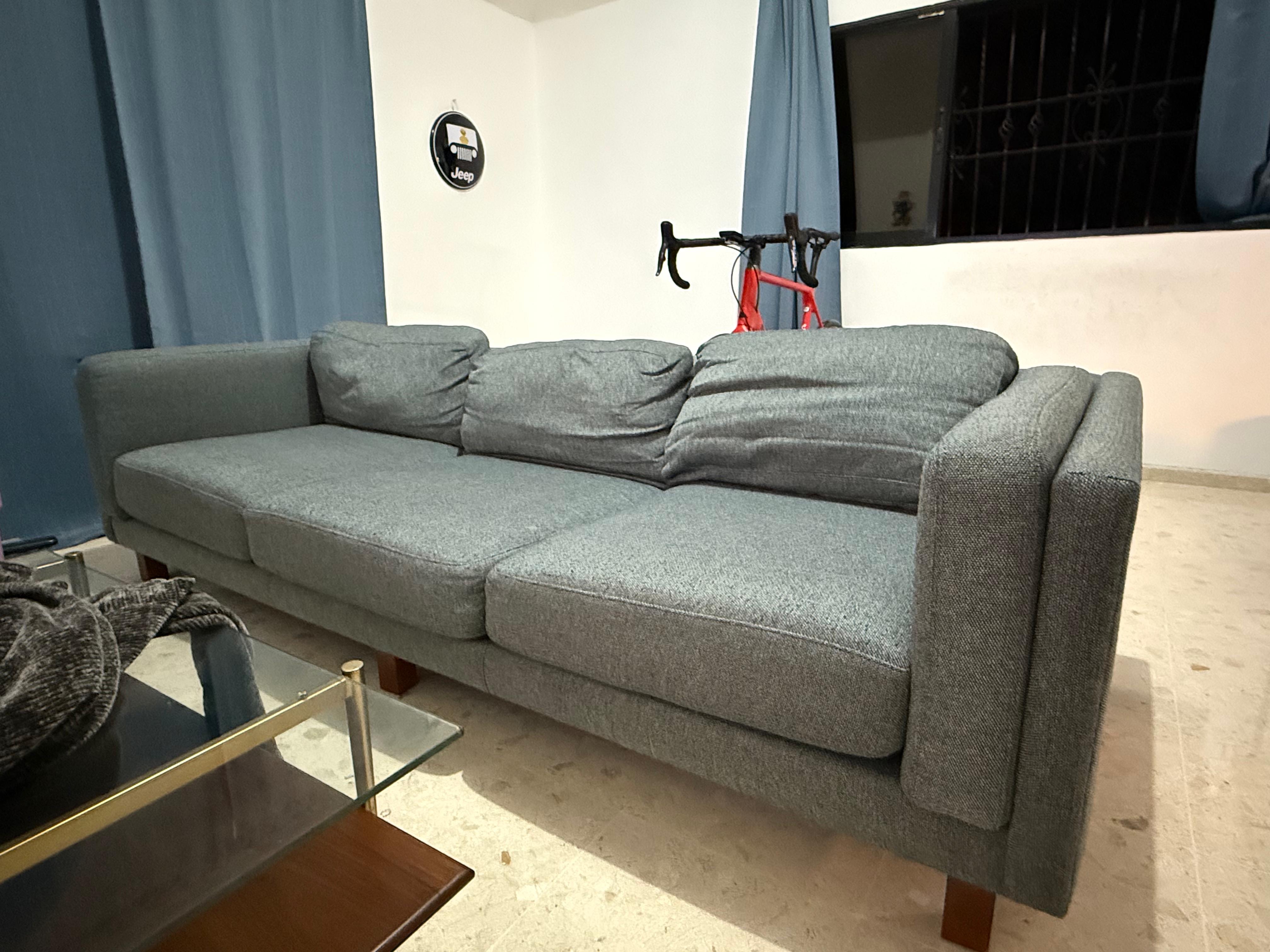muebles y colchones - Sofá Room & Board 3 puestos – Moderno y elegante 1