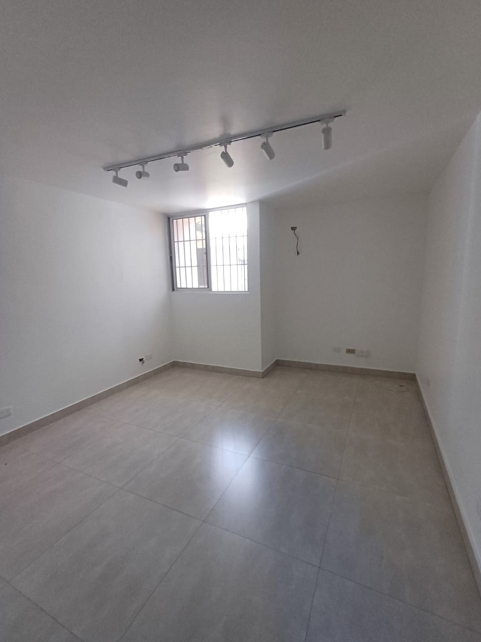 oficinas y locales comerciales - Alquilo local solo para oficinas en Mirador Sur ju