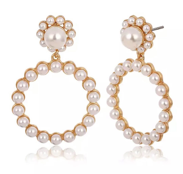 Aretes elegantes de perlas con dorados