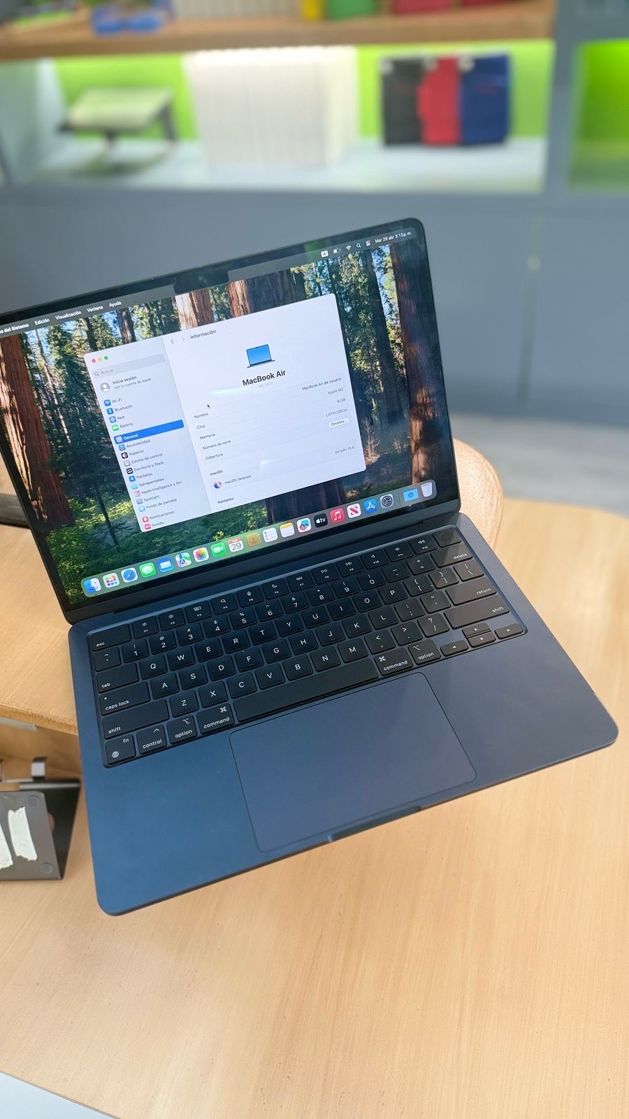 computadoras y laptops - MacBook Air m2 2022 8Gb de RAM 256Gb 68 ciclos de bateria  7