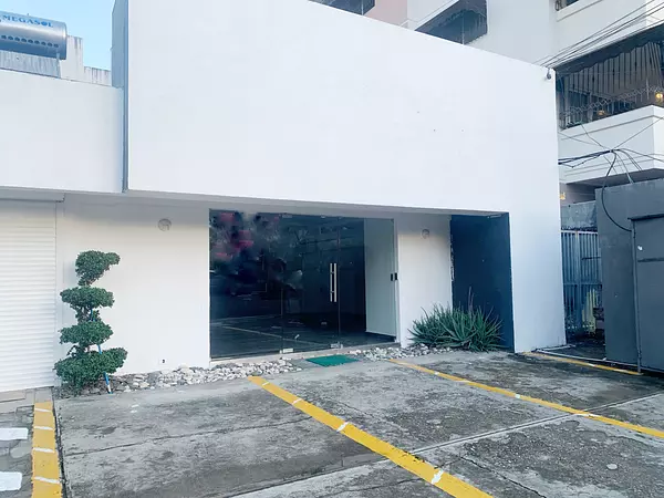 oficinas y locales comerciales - Local en Naco en primer nivel 4