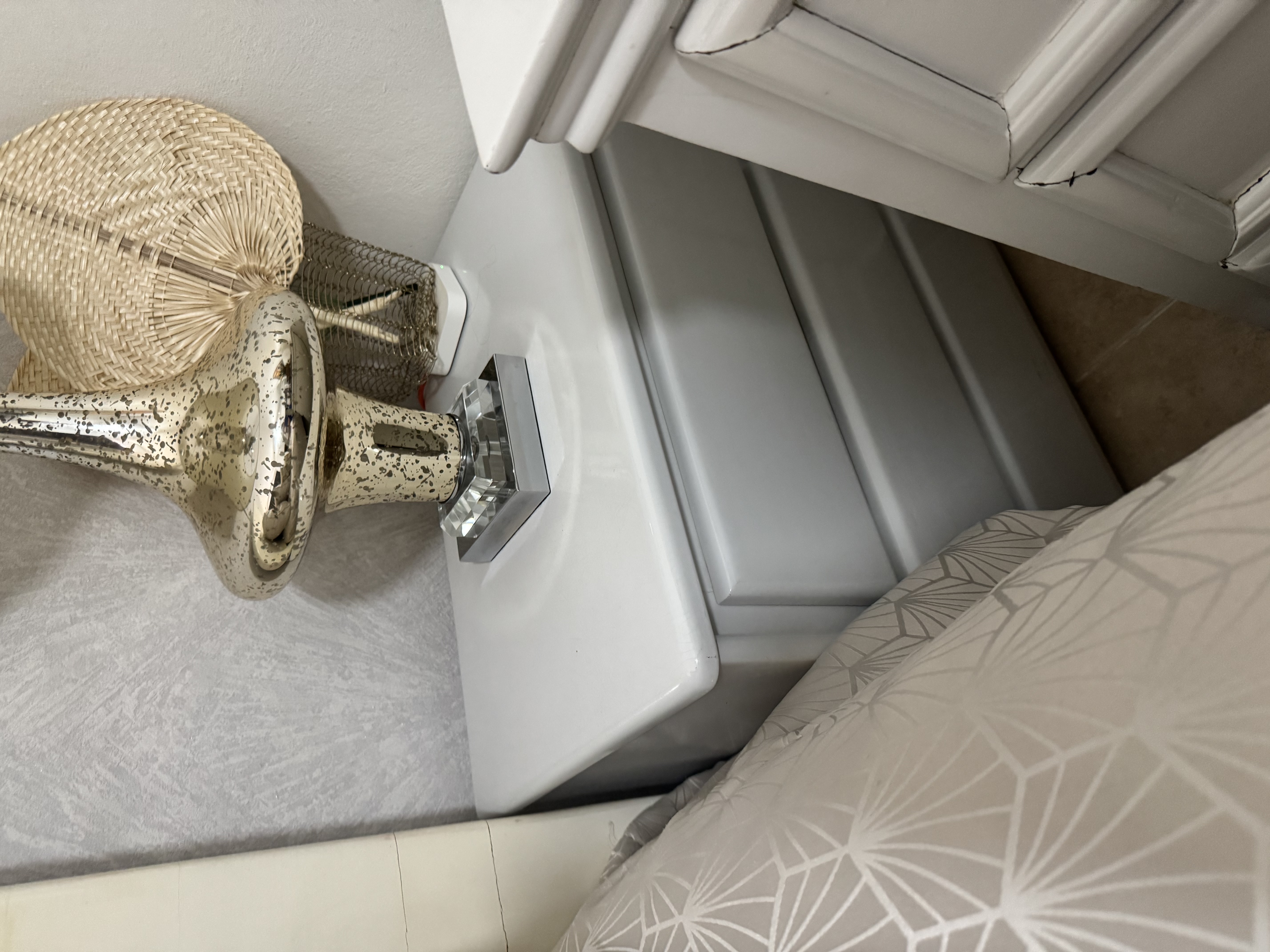 muebles y colchones - Mesitas de habitación con 3 gavetas en caoba 1