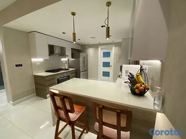 apartamentos - vendo urbanización real piso 7 amueblado tres habitaciones con baño dos parqueos 5