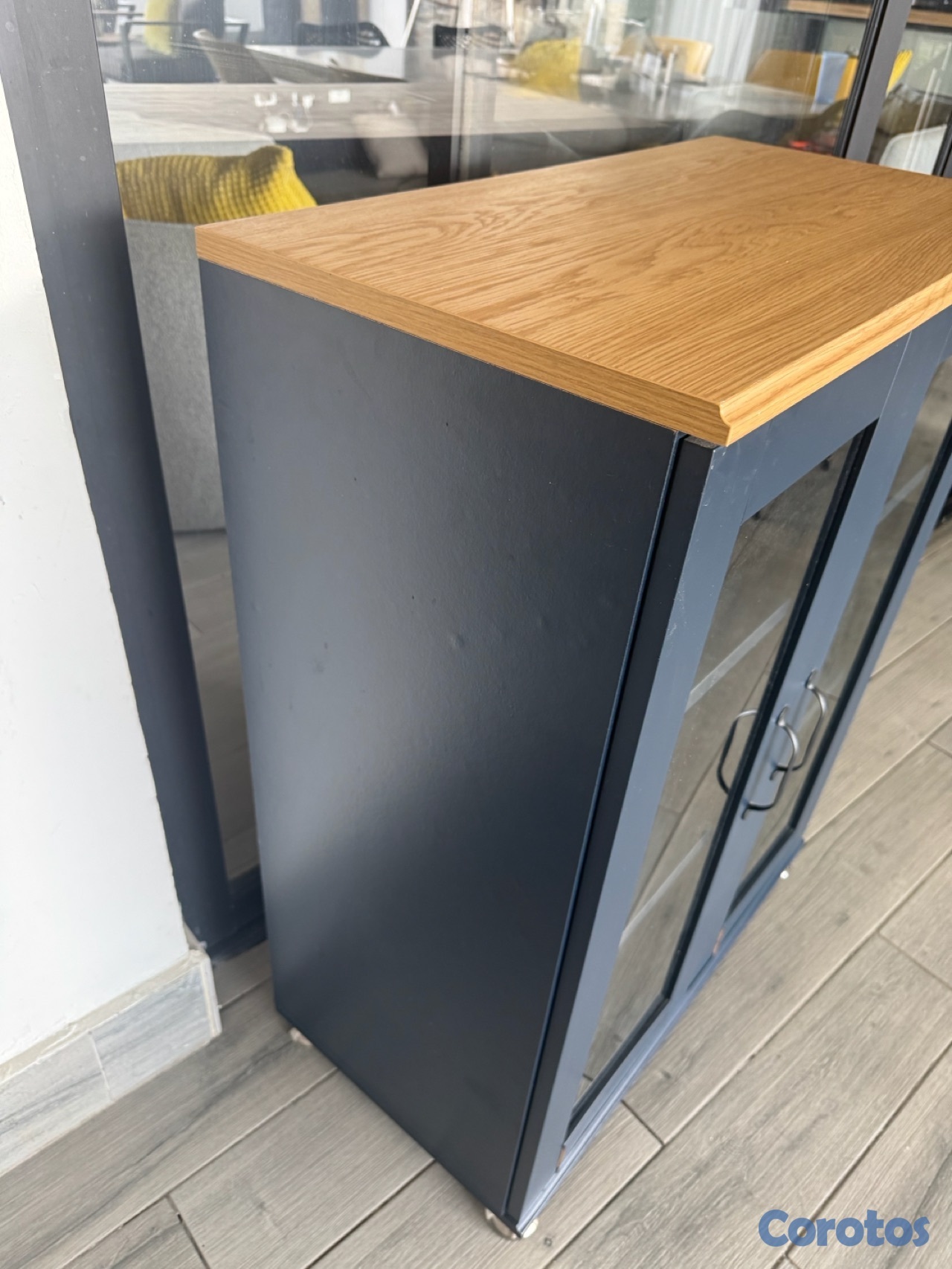 muebles y colchones - Vendo Gabinete display Skruvby de Ikea Usado 3