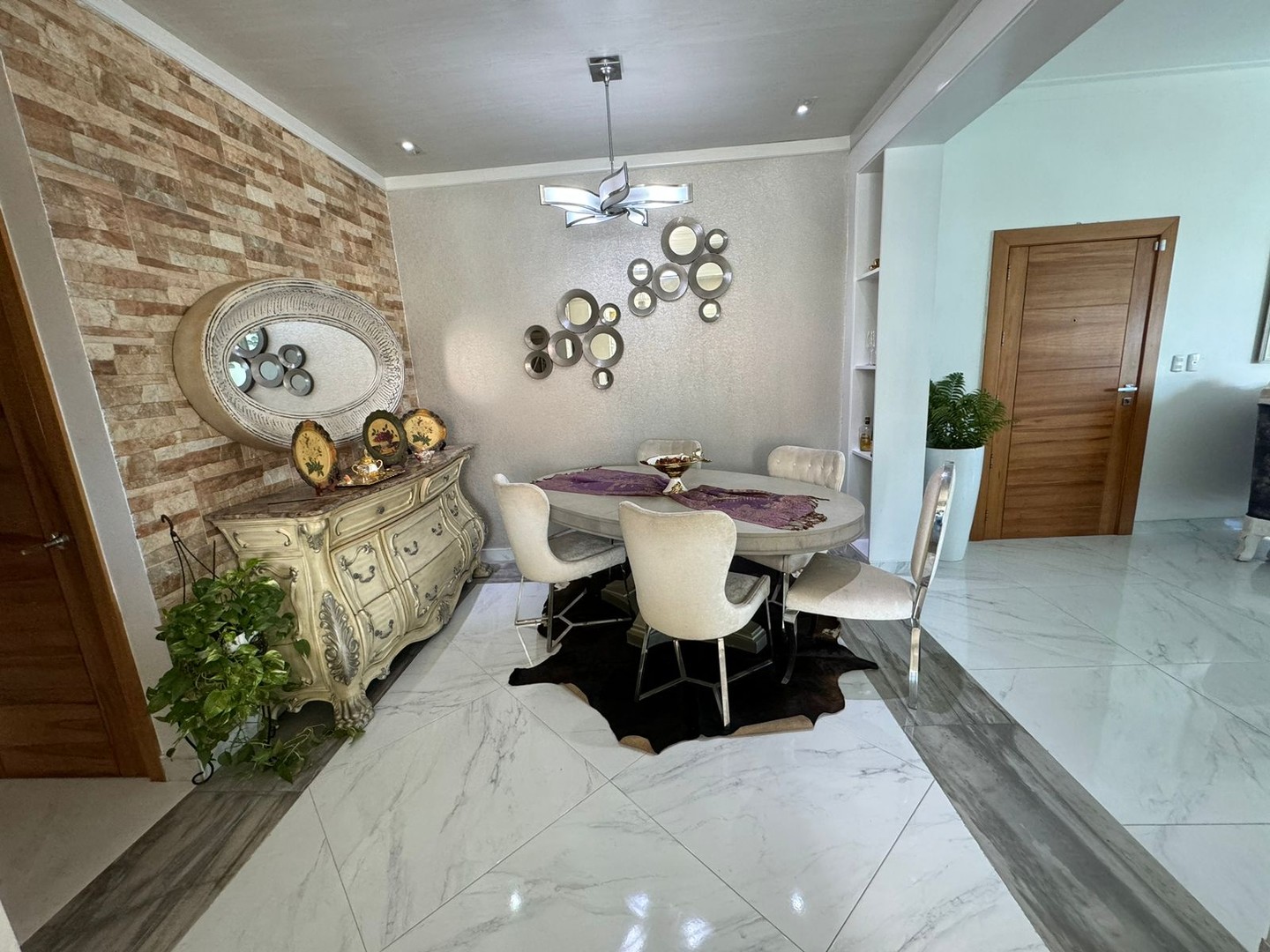 penthouses - Penthouse en Venta
MIRADOR SUR
USD 410,000.00
Mantenimiento: RD$12,800.00

 1