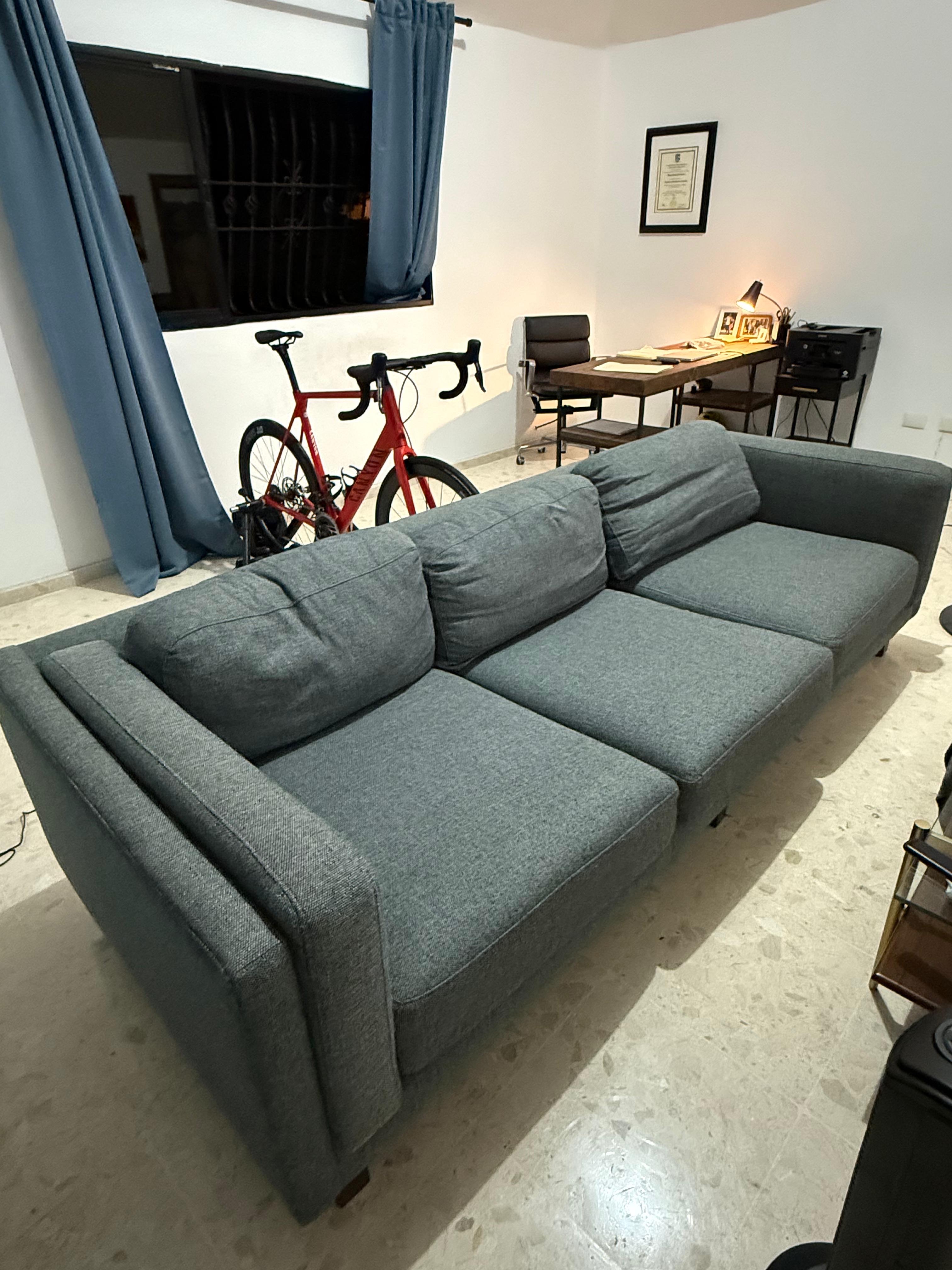 muebles y colchones - Sofá Room & Board 3 puestos – Moderno y elegante 2