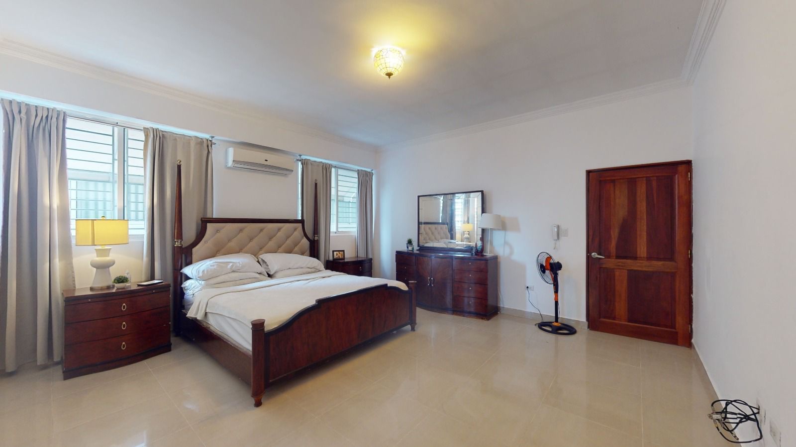 apartamentos - Apto en venta en La Julia 
320. Mt2. 
2do piso 
4 habitación 
4.5 baños 
 3