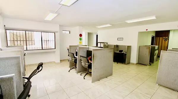 oficinas y locales comerciales - Alquiler propiedad comercial  en Evaristo 4