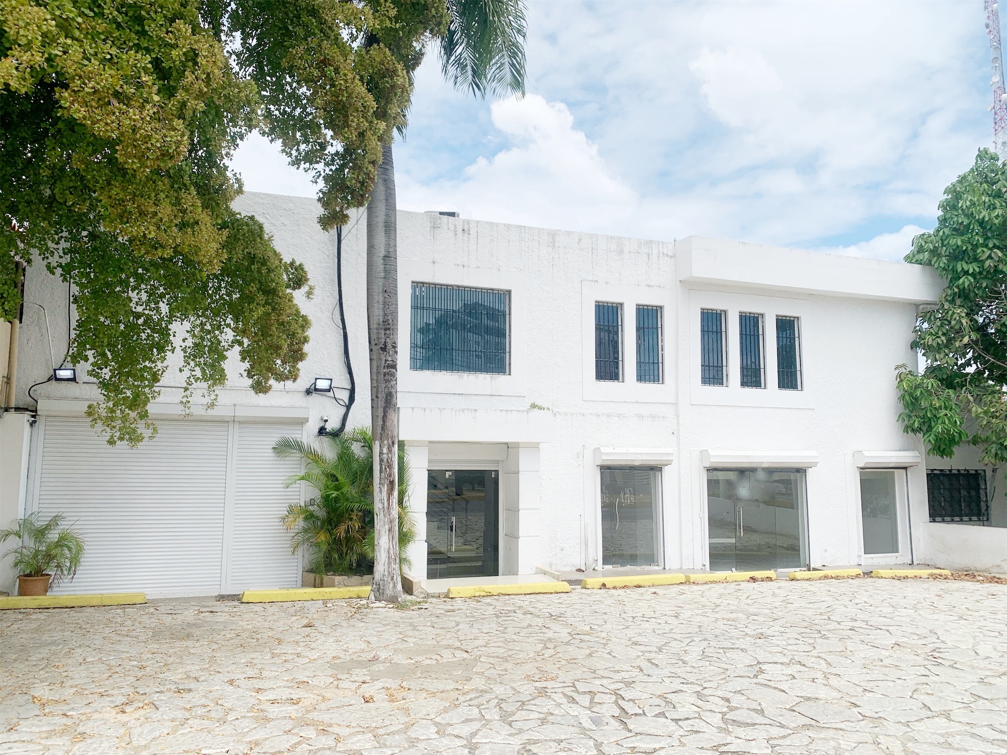 oficinas y locales comerciales - Locl amplio y céntrico  3
