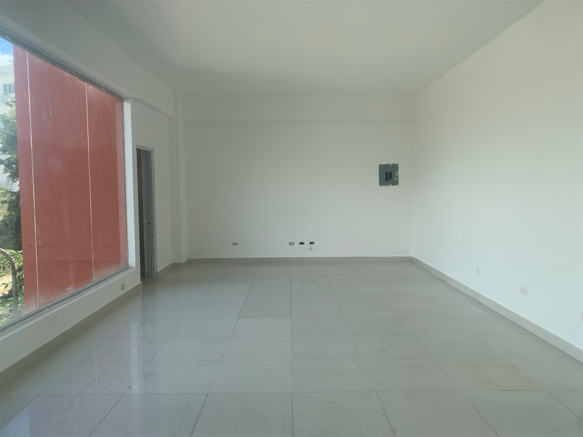 oficinas y locales comerciales - Local con gran visibilidad esquinero 4