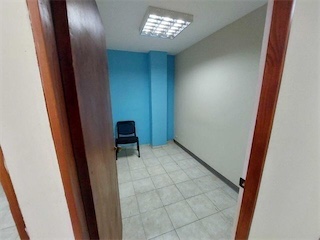 oficinas y locales comerciales - Millon 50 metros 3500 mil pesos 5
