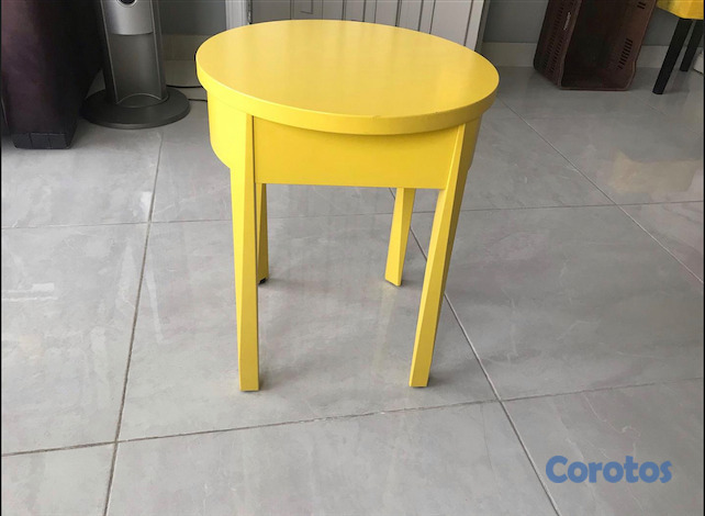 decoración y accesorios - Moderna, elegante y funcional mesa en madera color amarillo con un acabado 1