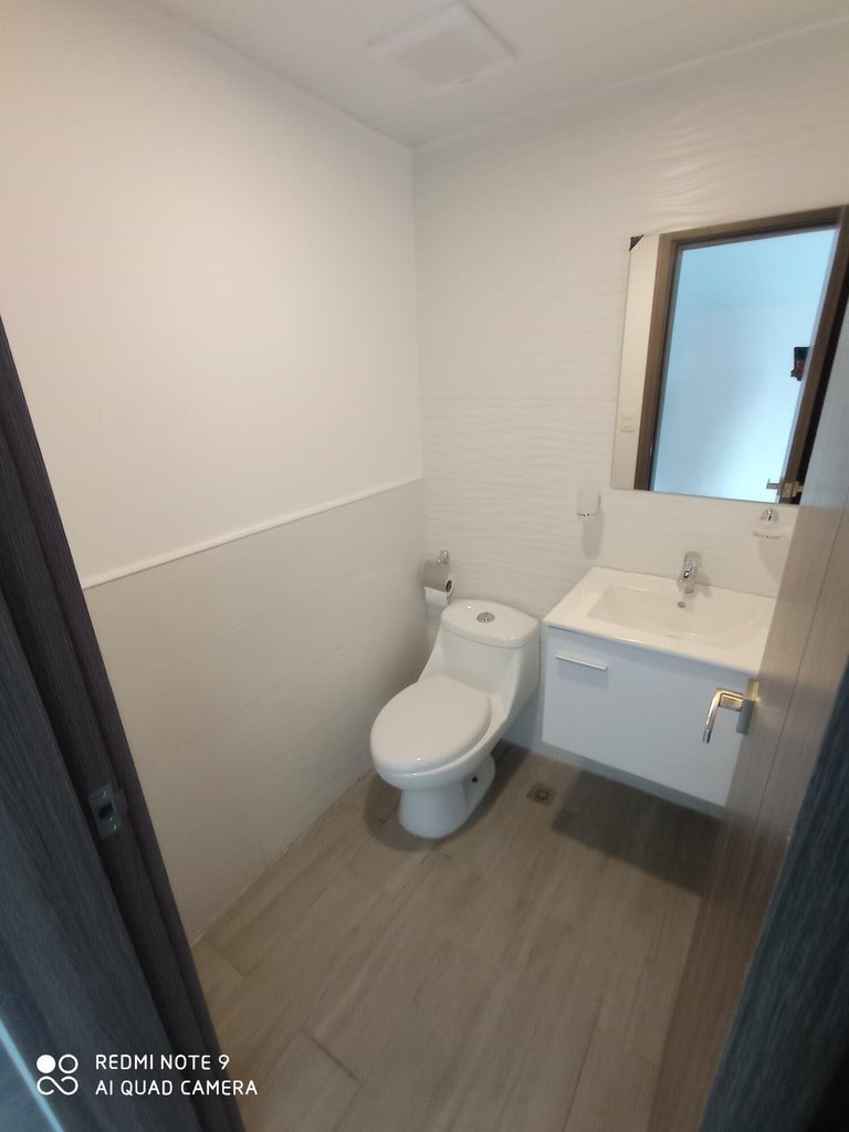 apartamentos - Apartamento en alquiler con línea blanca en Evaristo Morales. de 62 MT2 2