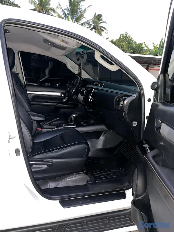 jeepetas y camionetas - Toyota hilux 2019 limited  9