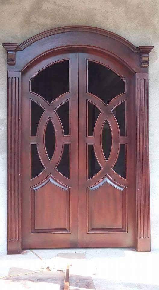 muebles y colchones - Puerta grande de entrada 