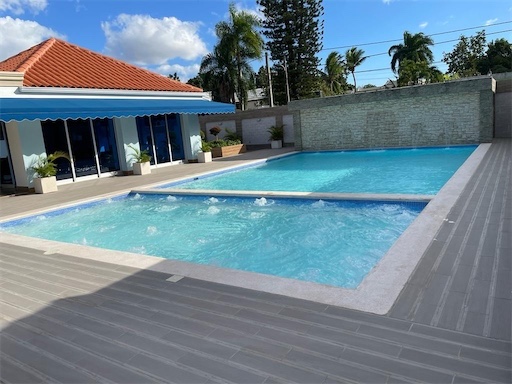 casas - Casa de lujo de 2400mts con piscina en la prolongación 27 de febrero