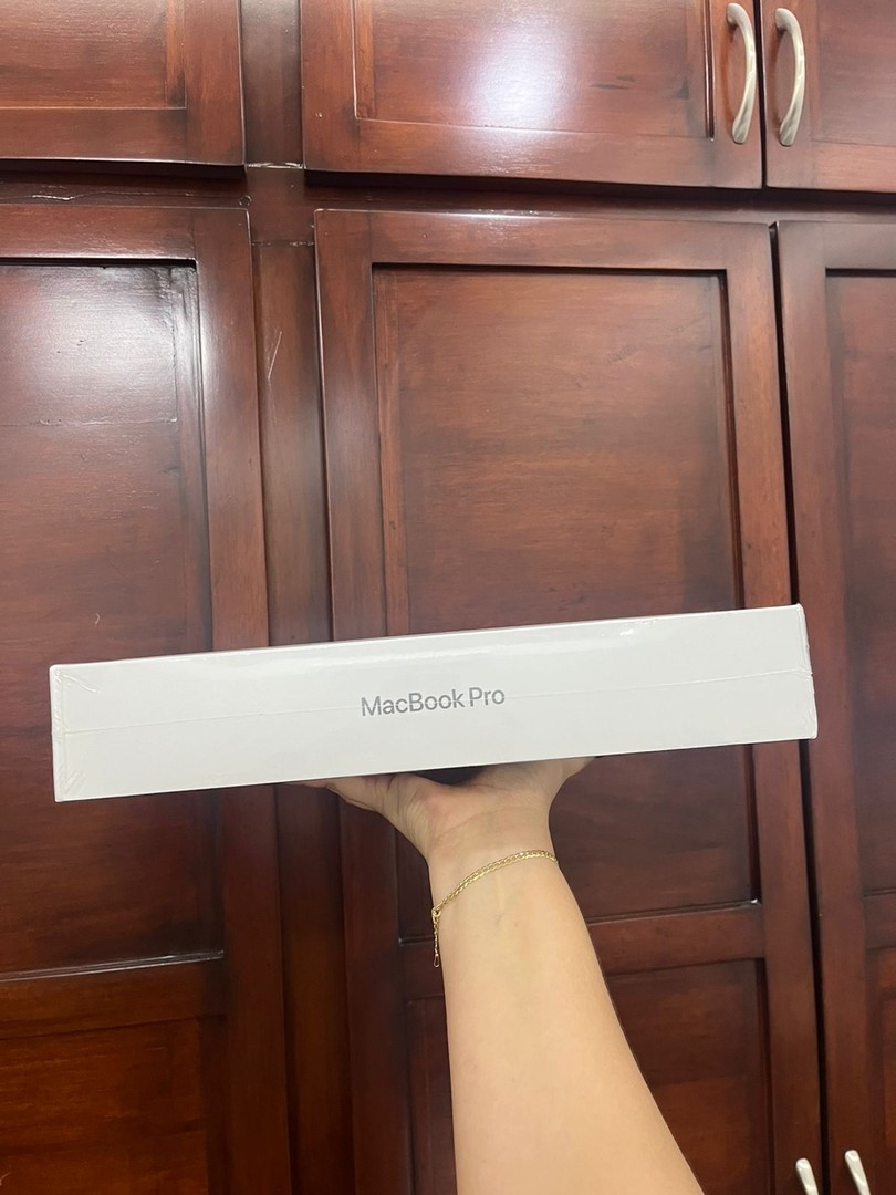 computadoras y laptops - MACBOOK PRO CHIP M2 /8GB RAM /256GB SSD /13-INCH/ SPACE GRAY/ NUEVA-SELLADA 1