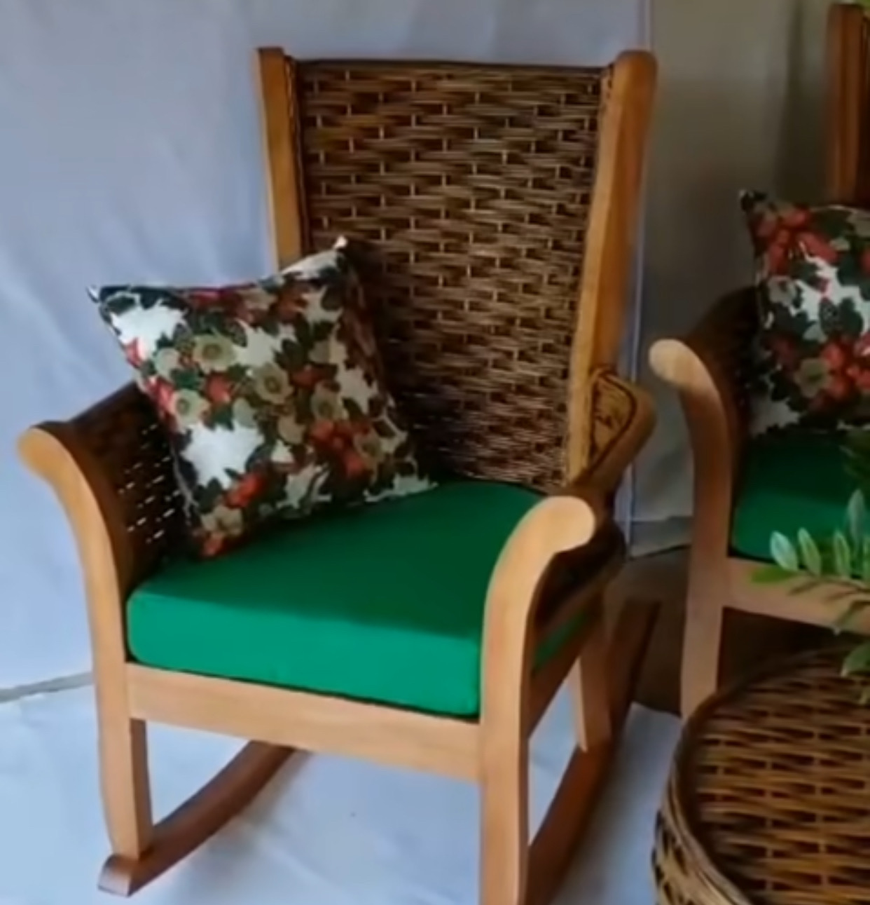 muebles y colchones - mesedora en mimbre y caoba mui confortables  4