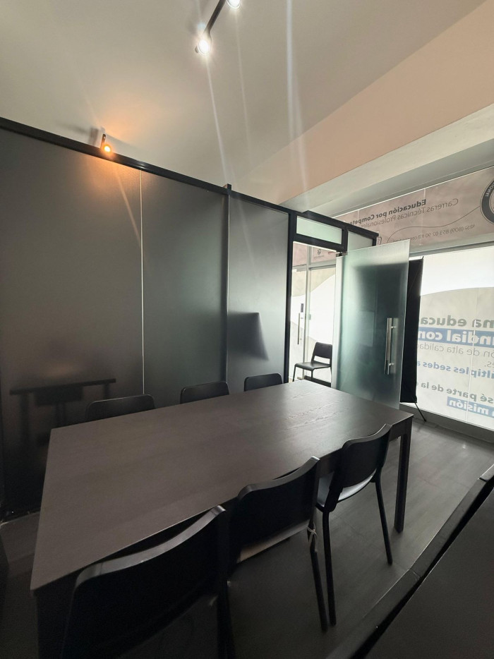 oficinas y locales comerciales - Local  en Alquiler  30mtz  Av. Gustavo Mejia R. 5