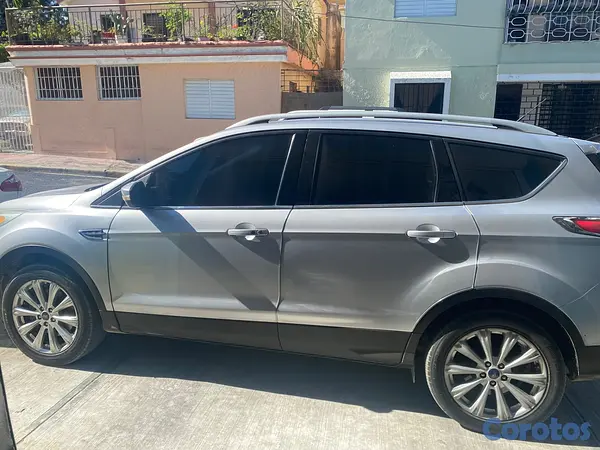 jeepetas y camionetas - Ford Escape 2017 Gris – Excelente Estado  4