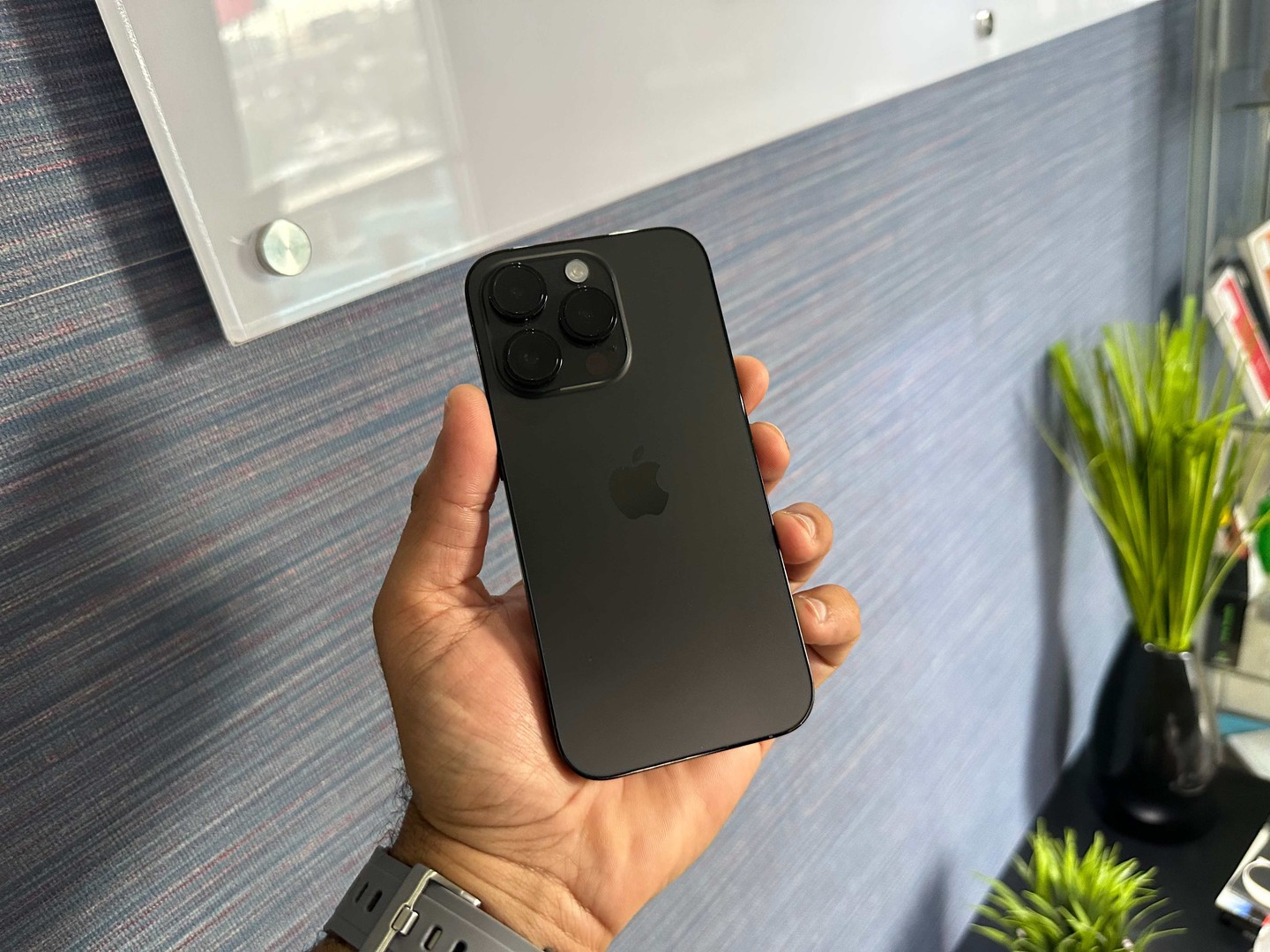 celulares y tabletas - Vendo iPhone 14 Pro 128GB Space Black E-SIM Como Nuevo, Desbloqueado $ 59,500 NE