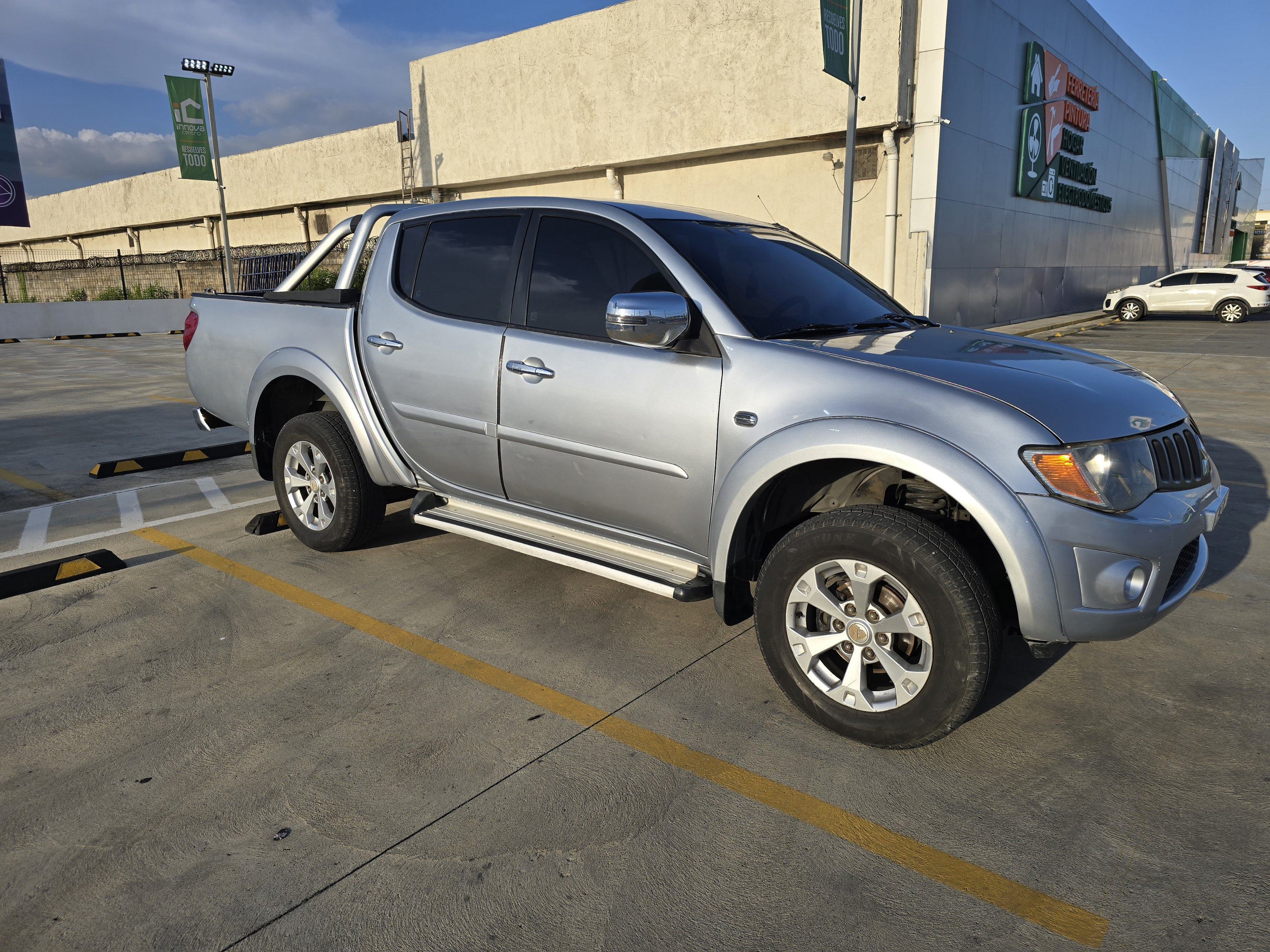 jeepetas y camionetas - Mitsubishi L200 2014 Excelente Condiciones  6