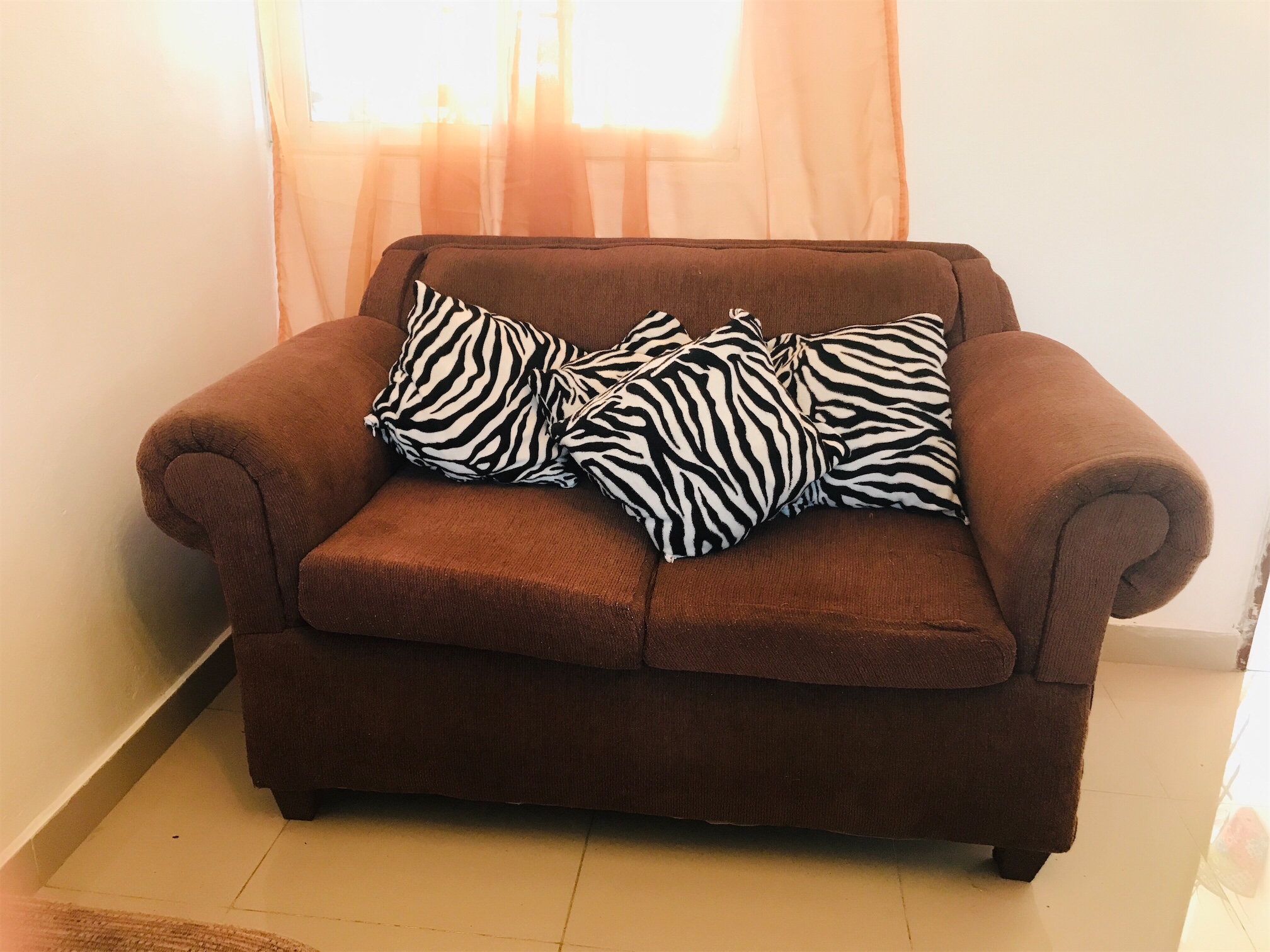 muebles y colchones - Sofá marrón con cojines 1