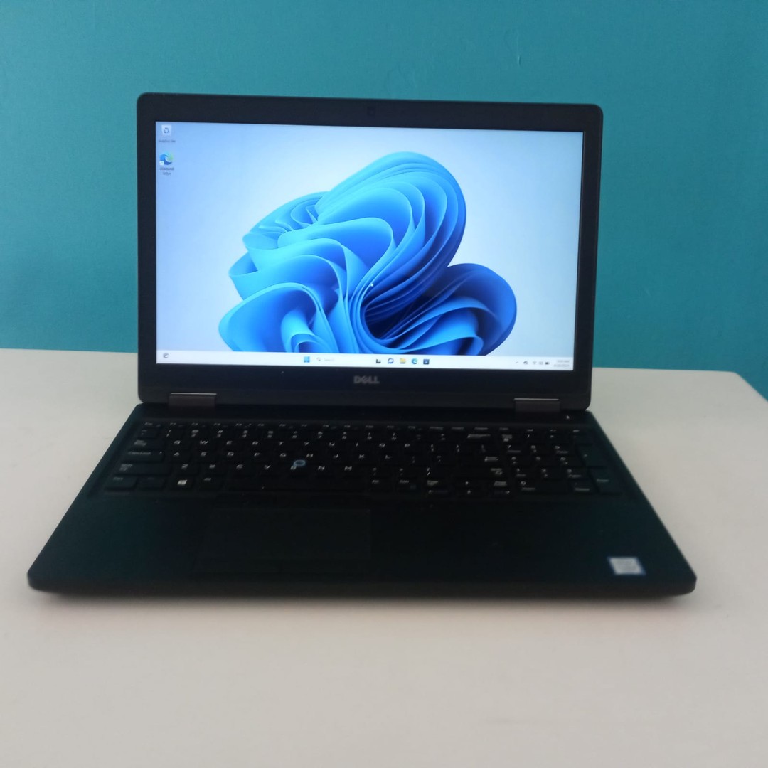computadoras y laptops - Laptop, Dell Latitude 5580 / 7th Gen, Intel Core i5 / 8GB DDR4 / 256GB SSD

REGR