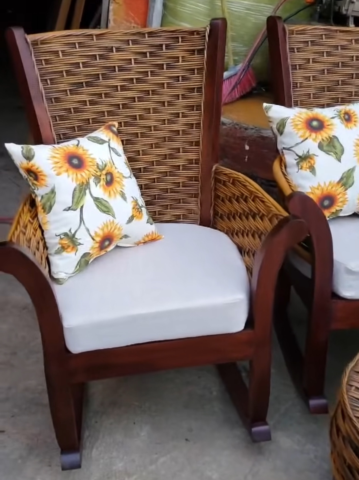 muebles y colchones - mesedora en mimbre y caoba mui confortables  1