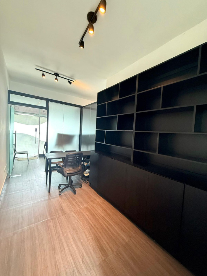 oficinas y locales comerciales - Local  en Alquiler  30mtz  Av. Gustavo Mejia R. 2