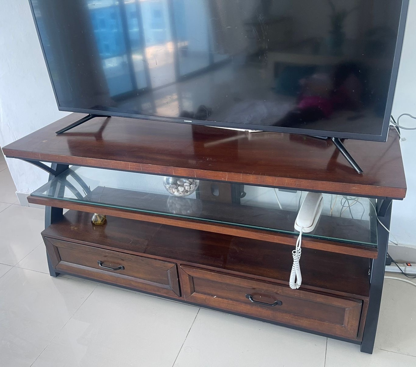 decoración y accesorios - Mesa para TV usado como nuevo  1