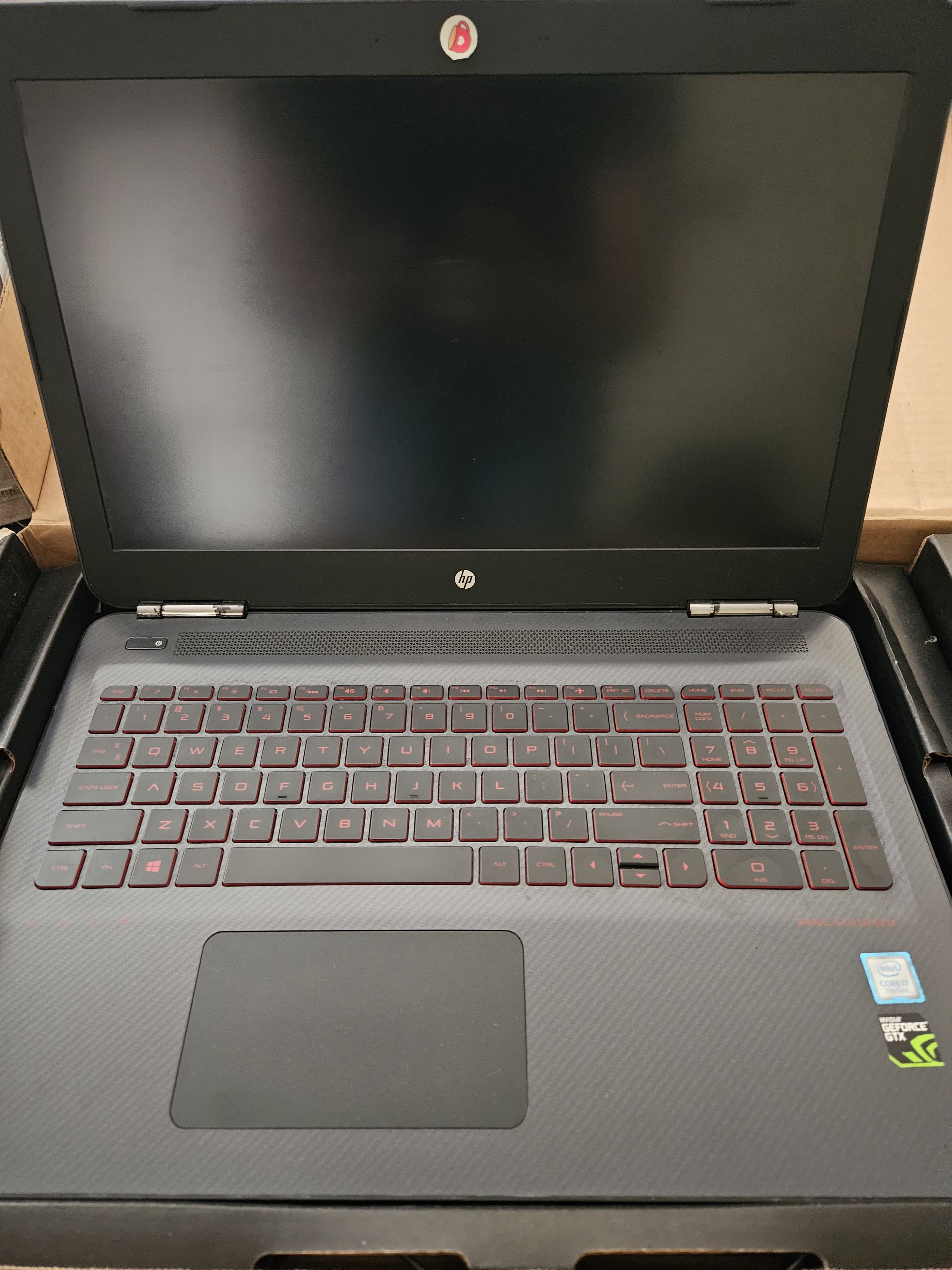 computadoras y laptops - HP Omen 15 15.6" Full-HD Display, Core i7-7700HQ Q 1