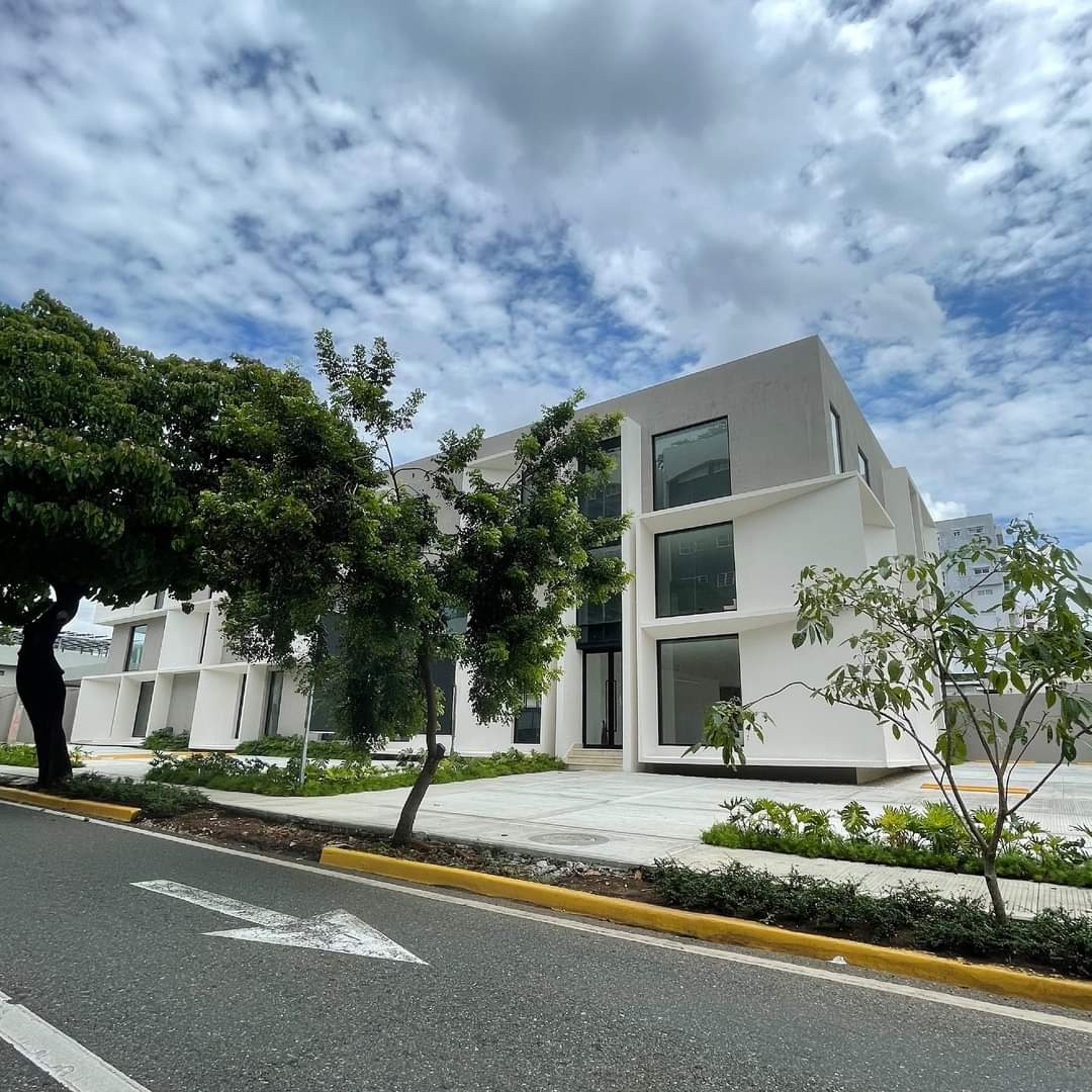 oficinas y locales comerciales - EDIFICIO CORPORATIVO EN ALQUILER Y VENTA EN GAZCUE 6