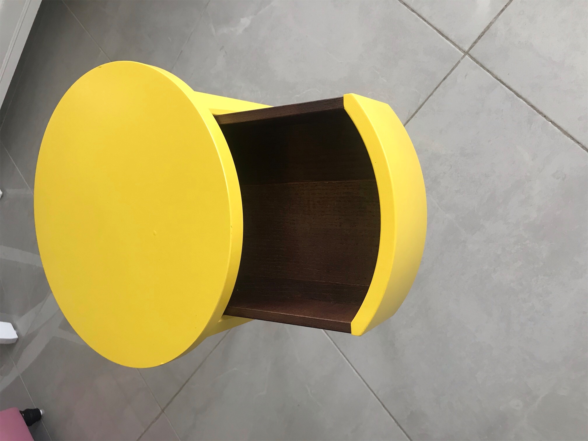 muebles y colchones - Hermosa mesa lateral  amarilla, moderna, elegante y funcional. 6