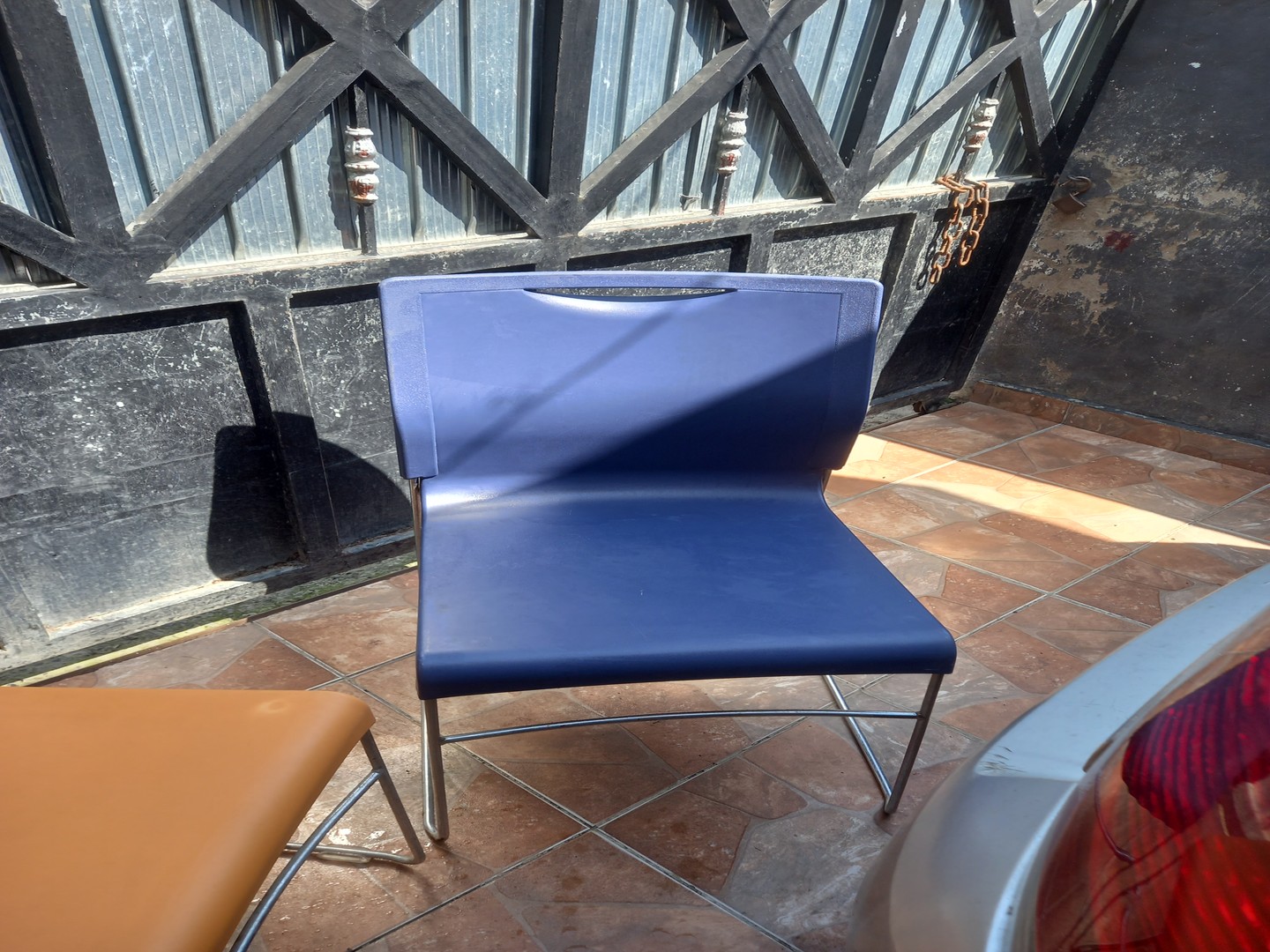 muebles y colchones - Juego de sillas plasticas con su mesa de tope de malmor  6