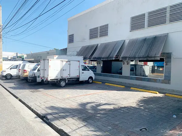 oficinas y locales comerciales - Local  con frente en cristal  céntrico 3
