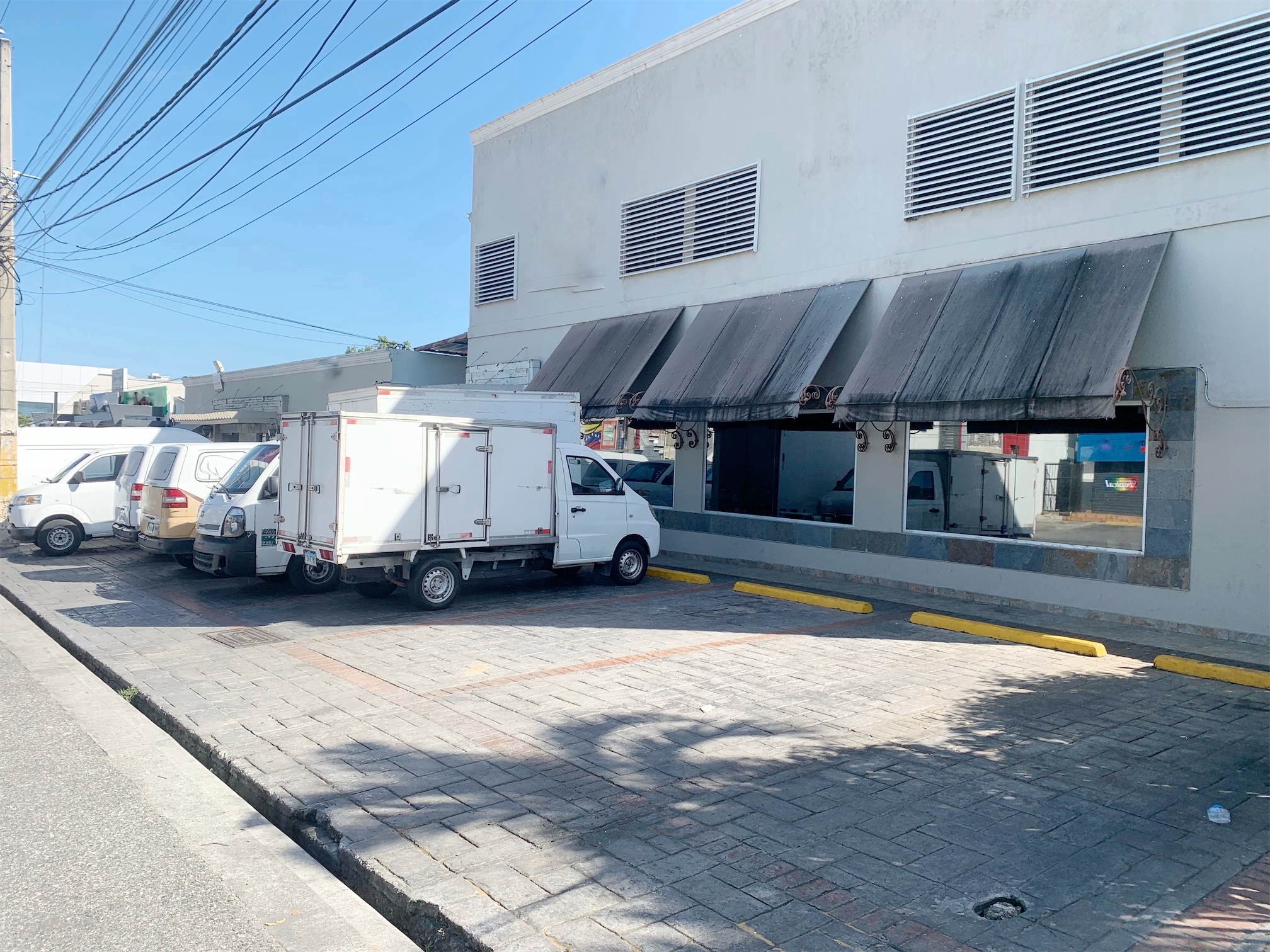 oficinas y locales comerciales - Local  con frente en cristal  céntrico 2