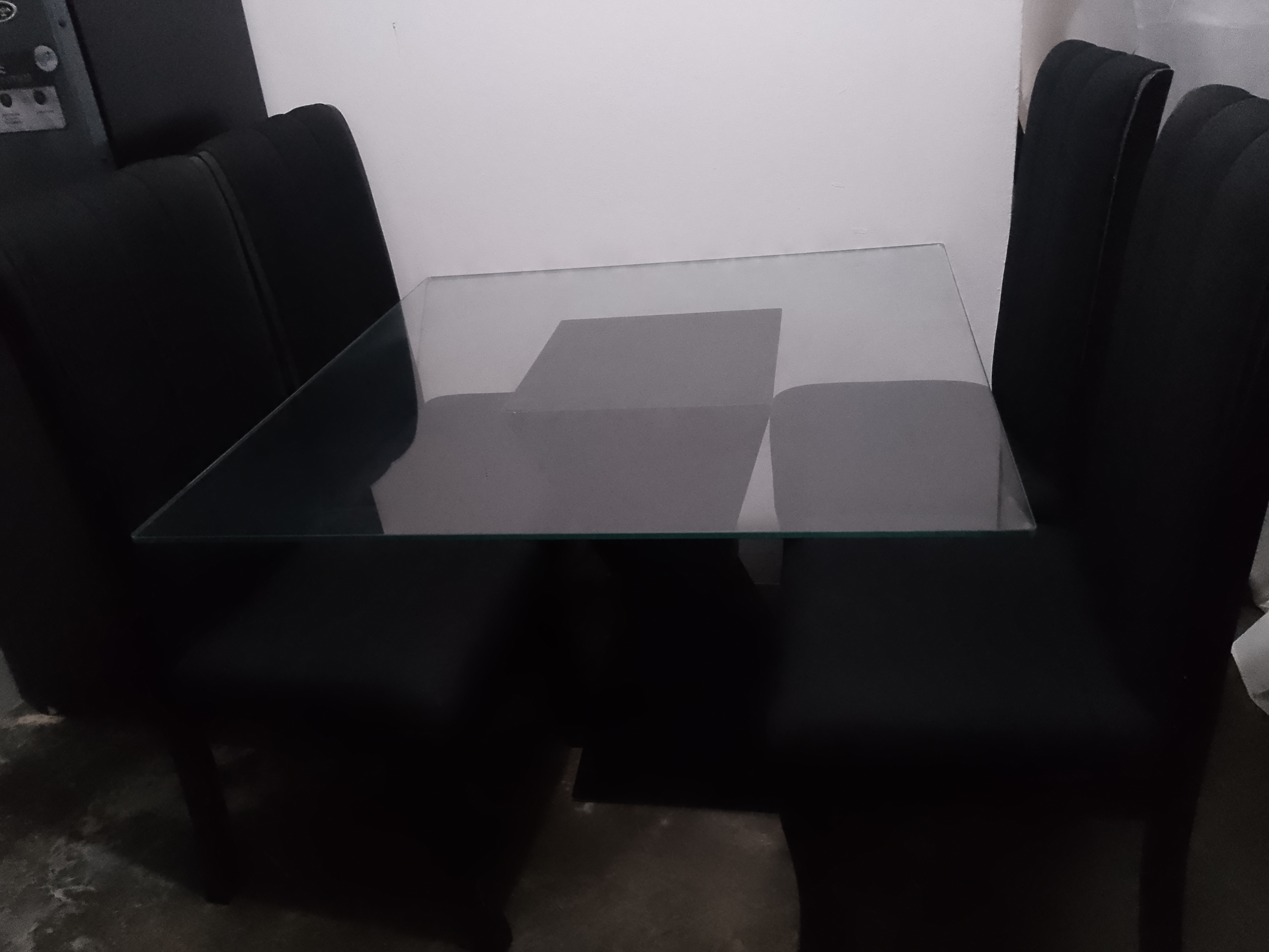 muebles y colchones - Comedor de 4 sillas, piña con tope de cristal .